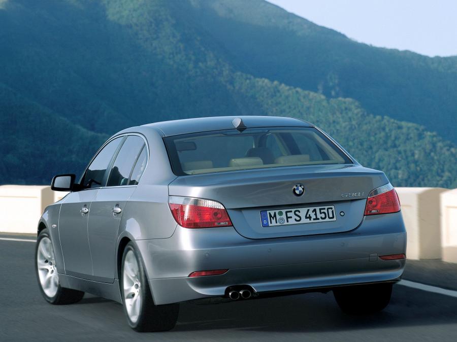  BMW 530i Sedan 2003 года  (фото 11 из 16)